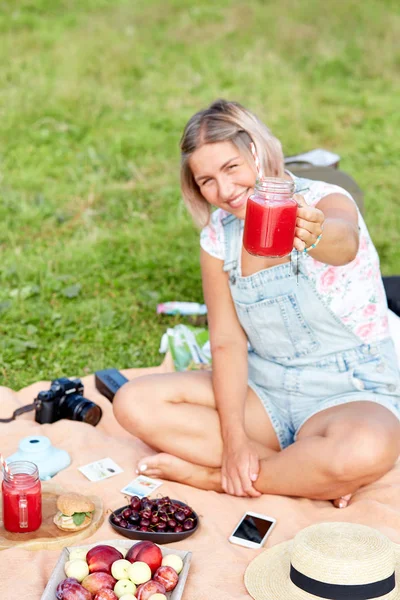 Bir piknik istirahat kadın.