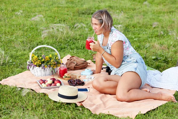 Vrouw rustend in een picknick. — Stockfoto