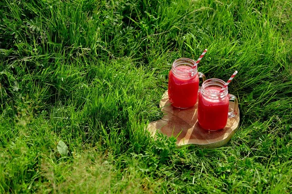 作为健康夏天的西瓜果汁喝. — 图库照片