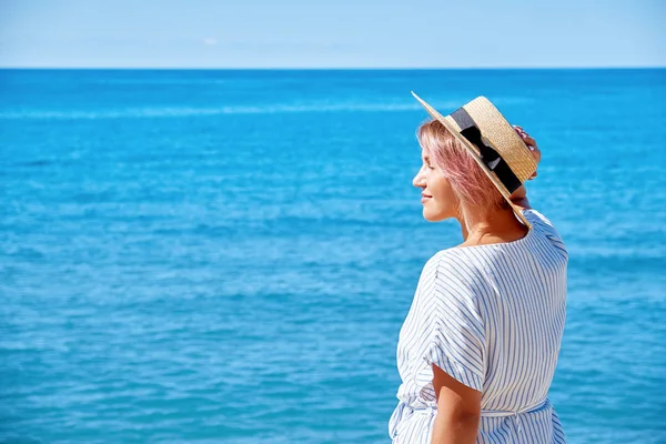 Bella ragazza in un abito estivo e cappello — Foto Stock