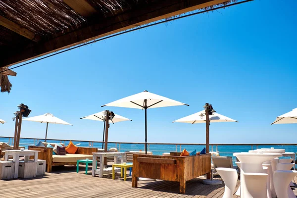 Salón con vistas al mar y a la playa . — Foto de Stock