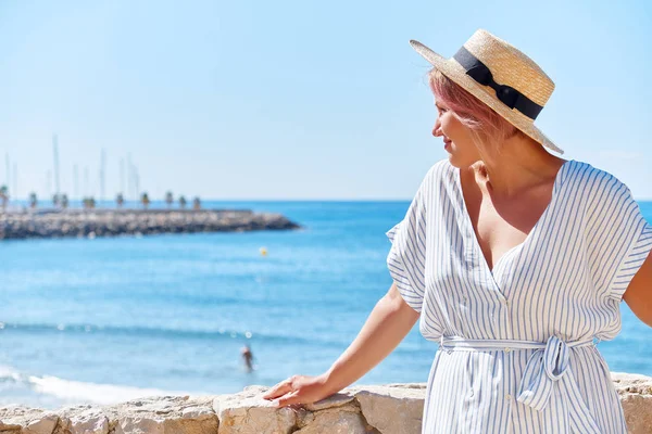 Bella ragazza in un abito estivo e cappello — Foto Stock