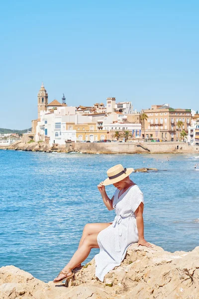 Bella ragazza in un abito estivo e cappello — Foto Stock