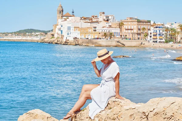 Bella ragazza in un abito estivo e cappello — Foto Stock