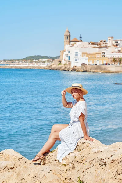 Bella ragazza in un abito estivo e cappello — Foto Stock
