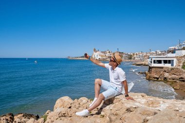 Genç bir adam selfie yapar 