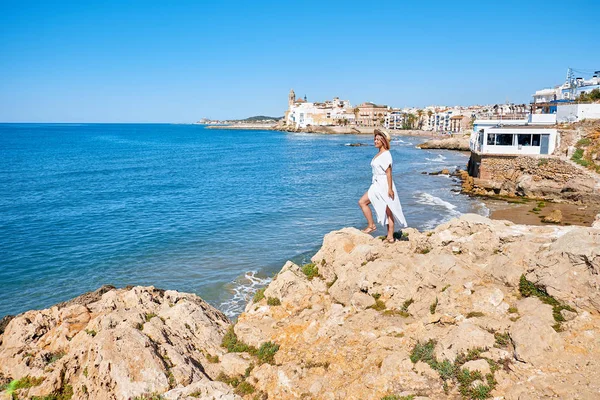 Güzel kız bir yazlık elbise ve şapka 