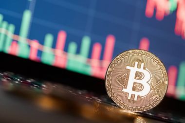 Bitcoins ve yeni sanal para kavramı. Altın bitcoins mum ile sopa grafik grafik ve dijital arka plan.