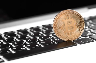 Bilgisayar klavye, closeup altın bitcoin. Bitcoins ve sanal para.
