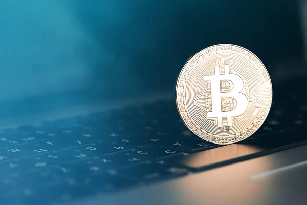 Bilgisayar klavye, closeup altın bitcoin. Bitcoins ve sanal para.
