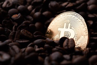 Altın bitcoins kahve zemin üzerine yığılmış. Kavram dünya çapında cryptocurrency