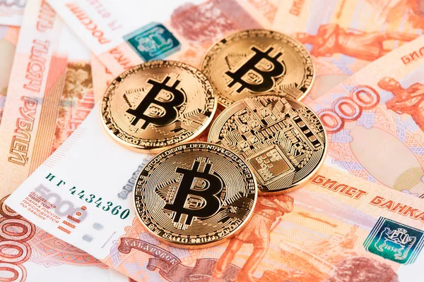 Монета Bitcoin Фоне Российских Рублей — стоковое фото