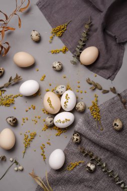 Çiçekler ve dekoratif öğeler üzerinde beton ile yumurta.