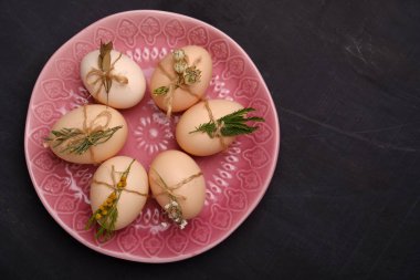 Taze tavuk ve Bıldırcın yumurta pembe plaka üzerinde. Üstten Görünüm. Sağlıklı gıda ve organik tarım kavramı.