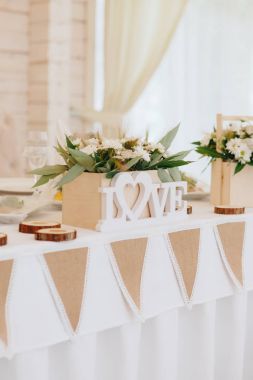 Taze çiçekler düğün için bir masa dekor