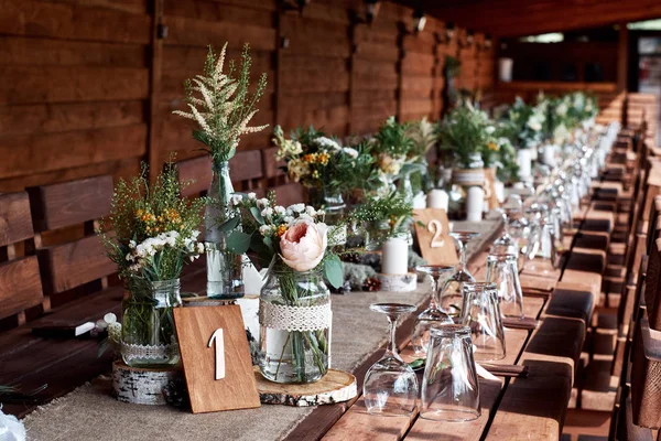 Tischdekoration Mit Frischen Blumen Gläsern Und Kerzen Für Hochzeitsfeier — Stockfoto