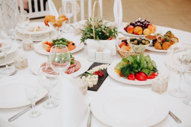 Lezzetli yemekler ve ikebana orta hizmet tablo