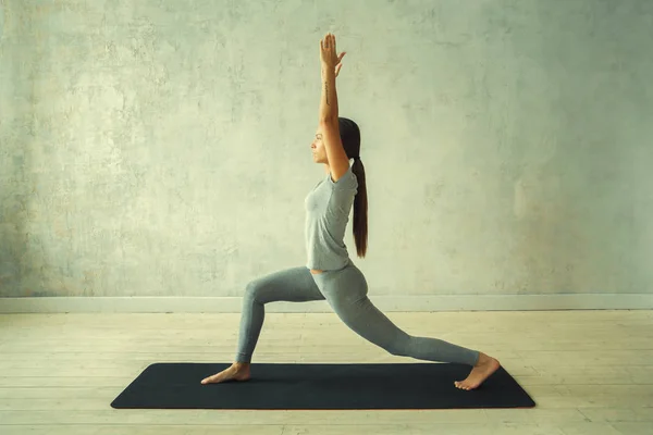 Kvinna Praktisera Yoga Poserar Svart Matta — Stockfoto