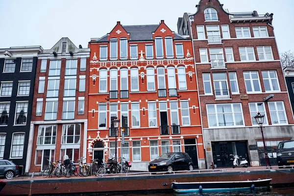 Amsterdam, Nederland - 22 November 2017: De architectuur van het historische centrum van Amsterdam, langs de grachten. — Stockfoto