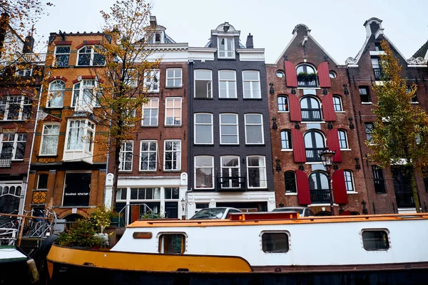 Амстердам, Нидерланды - 22 ноября 2017 года: Архитектура исторического центра Амстердама вдоль каналов . — стоковое фото