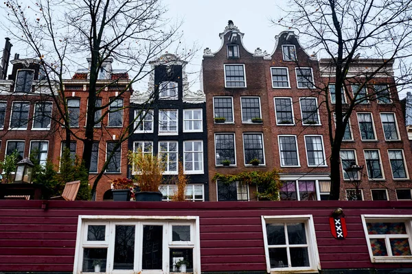 Amsterdam, Nederland - 22 November 2017: De architectuur van het historische centrum van Amsterdam, langs de grachten. — Stockfoto