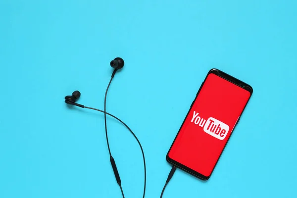 Rusya, Tyumen - 10 Şubat 2018: Çalışan bir Youtube arama uygulaması ile mobil cihazın fotoğraf