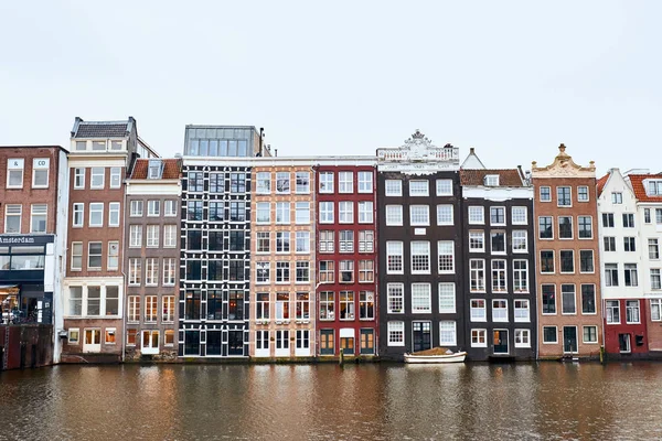 Vooraanzicht Van Traditionele Oude Gebouwen Langs Rivier Amsterdam — Stockfoto