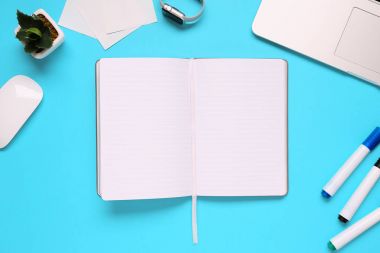 Ofis Masası not defteri, defter ve saat ve keçe kalem kopya alanı ile giderleri