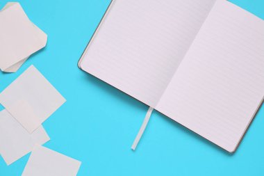 Ofis Masası not defteri, defter ve saat ve keçe kalem kopya alanı ile giderleri