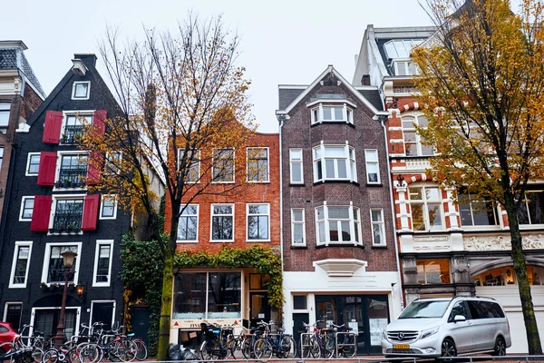 Amsterdam, Nederland - 22 November 2017: De architectuur van het historische centrum van Amsterdam, langs de grachten. — Stockfoto