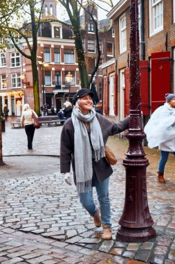 Genç Amsterdam Amsterdam, Hollanda sokaklarında yürüyor.