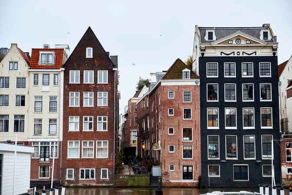 Amsterdam, Nederland - 22 November 2017: Traditionele oude gebouwen in Amsterdam, Nederland. — Stockfoto