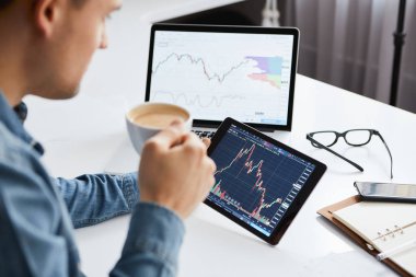 Yatırımcı hisse senedi piyasasının tablet değişiklik izlerken.