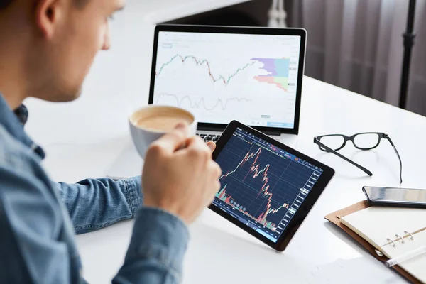 Inversor viendo el cambio de mercado de valores en la tableta . — Foto de Stock