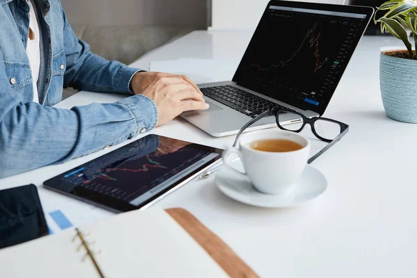 Investidor assistindo a mudança do mercado de ações no laptop . — Fotografia de Stock