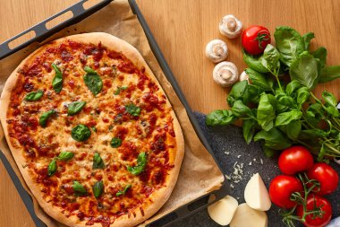 Ev yapımı Margarita gözleme Pizza domates ve fesleğen ile.