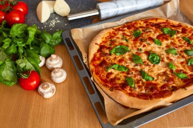 Ev yapımı Margarita gözleme Pizza domates ve fesleğen ile.
