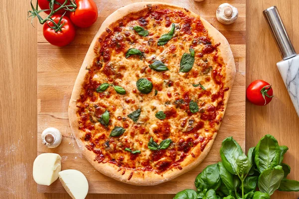 Ev yapımı Margarita gözleme Pizza domates ve fesleğen ile.