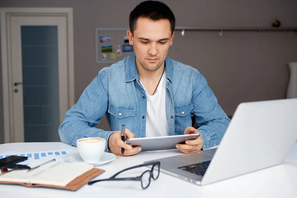 집에서 노트북으로 일하는 남자. — 스톡 사진