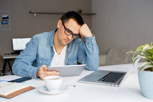 Man werkt thuis op zijn laptop. — Stockfoto