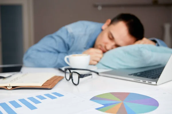 Stressvolle Man Slapen Tabel Met Laptop Documenten Sleepworking Lang Plichtmatige — Stockfoto