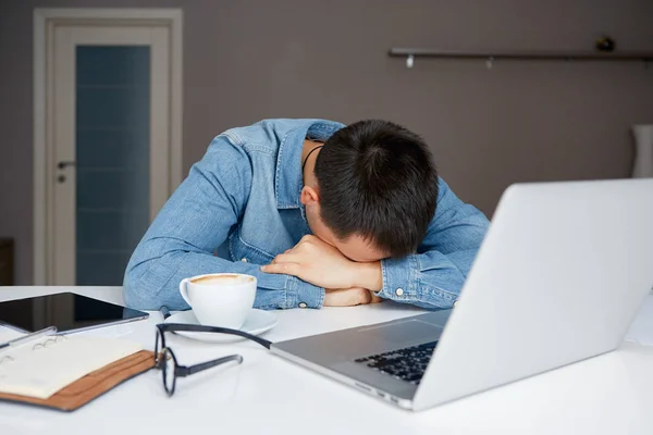 Стресовий Чоловік Спить Столі Ноутбуком Документами Сон Після Довгих Зусиль — стокове фото