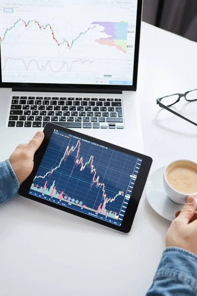 Investor Watching Change Stock Market Tablet — Stock Photo, Image