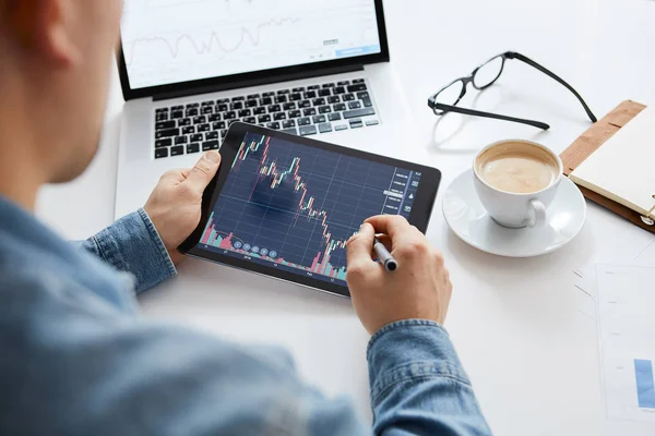 Yatırımcı hisse senedi piyasasının tablet değişiklik izlerken