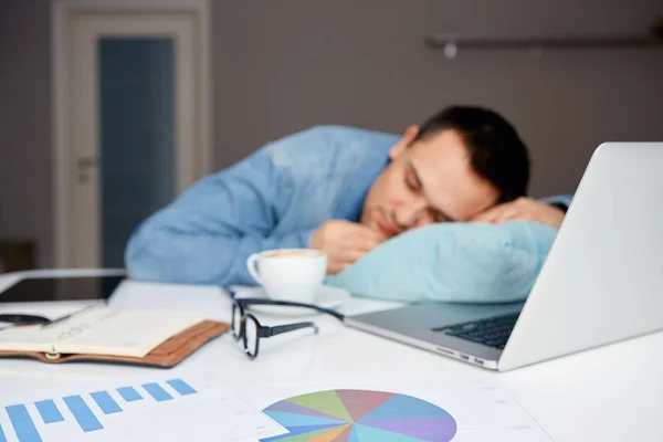 Stressvolle Man Slapen Tabel Met Laptop Documenten Sleepworking Lang Plichtmatige — Stockfoto