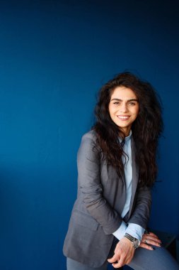 Mutlu genç iş kadını ofiste bir kenara seyir görüntüsünü.