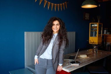 Mutlu genç iş kadını ofiste bir kenara seyir görüntüsünü.