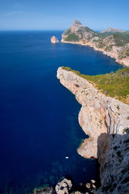 Dağlar ve deniz güzel romantik manzarasına. Cap de formentor - Sahili, Mallorca, İspanya - Europe
