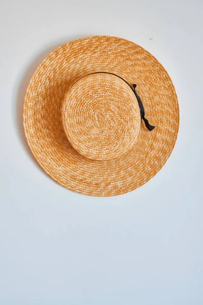 Straw hat hanging on hook. — Stock Photo, Image