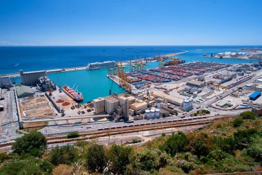 Vinçler ve çok renkli kargo konteyner liman liman ve yükleme limanda görünümünü. Barcelona